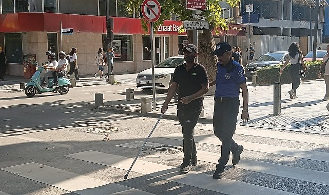 Görme engelli vatandaşa zabıtadan destek eli Kocaeli Büyükşehir Belediyesi Zabıta Dairesi Başkanlığı ekipleri, İzmit Cumhuriyet Bulvarı