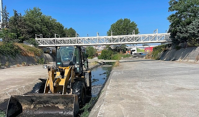 Haliç’te Temizlik Aralıksız Sürüyor İBB, Haliç ve çevresindeki derelerde yürüttüğü temizlik çalışmalarıyla İstanbul’a nefes