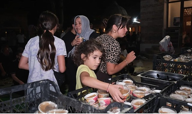 İnegöl Belediyesi, kandil gecelerinin geleneği haline gelen helva ikramlarını Mevlid