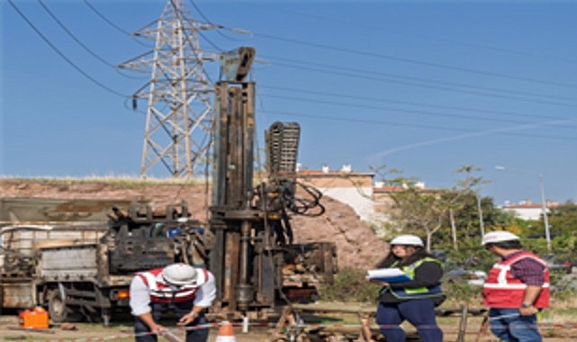 İzmir depreme hazırlanıyor: Kentin geleceği güvenle şekilleniyor İzmir’de depreme karşı kapsamlı seferberlik sürüyor. İzmir Büyükşehir Belediyesi öncülüğünde