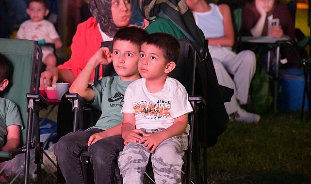 İznik’te Yaz Akşamları Çocukların Neşesiyle Renkleniyor İznik Belediyesi’nin dördüncüsünü düzenlediği “Nostaljik Yaz Akşamları” etkinlikleri, animasyon film
