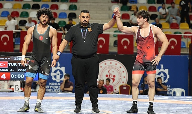 Kağıtspor ilk günü 2 bronz madalya ile tamamladı Kocaeli Büyükşehir Belediyesi Kağıtspor Kulübü güreşçileri, Türk güreşinin efsane isimleri