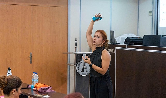 Karşıyaka Belediyesi’nden personele ‘daha sağlıklı çalışma’ semineri Karşıyaka Belediyesi, masa başı çalışan personelin fiziksel sağlığını korumak amacıyla