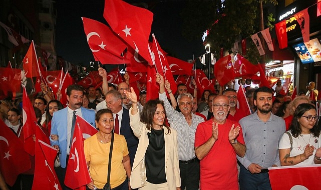 Karşıyaka Çarşısı 30 Ağustos’ta gelincik tarlasına dönüştü! Karşıyaka Belediyesi tarafından 30 Ağustos Zafer Bayramı’nın 104. yılı onuruna