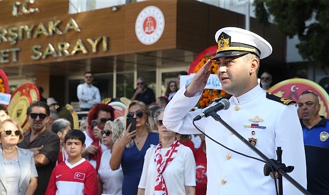 Karşıyaka’da 30 Ağustos Zafer Bayramı kutlamaları, çelenk sunma töreniyle başladı.