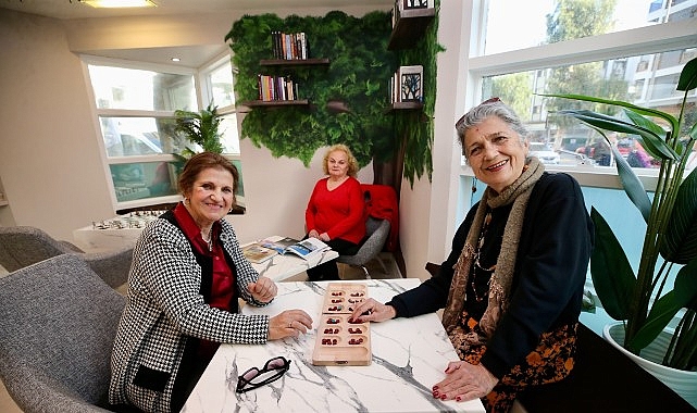 Karşıyaka Belediyesi’nin hizmete açtığı Emekli Yaka, yüzlerce vatandaşı ağırlayarak kentin