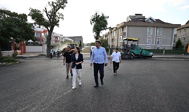 Kartepe’de Asfalt Çalışmaları Devam Ediyor Kartepe Belediyesi, ilçe genelinde ulaşım konforunu artırmak ve yol kalitesini