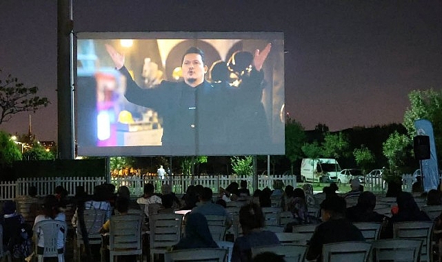 Kartepe’de Yıldızlar Altında Sinema Keyfi Kartepe Belediyesi’nin yaz aylarını kültür ve sanatla buluşturan Açık Hava