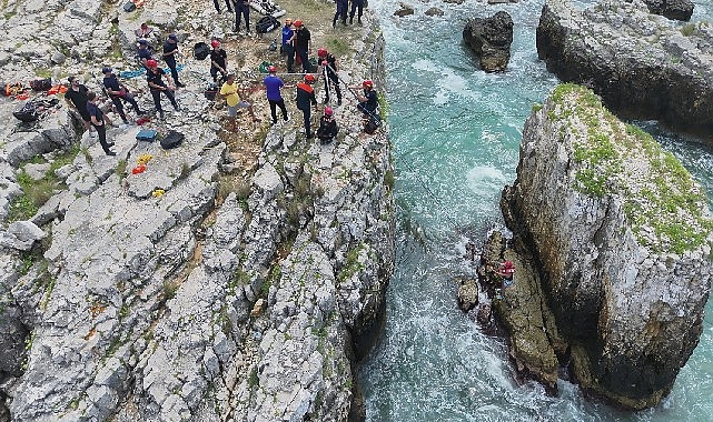Kandıra Bağırganlı Kayalıklar mevkiinde yasağa rağmen denize giren bir vatandaş,