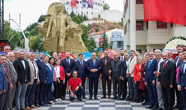 Keçiören’de 30 Ağustos Zafer Bayramı’nın 104. Yıl Dönümü Kutlandı Cadde ve meydanların Türk Bayrakları ile donatılmasıyla kırmızı beyaza bürünen