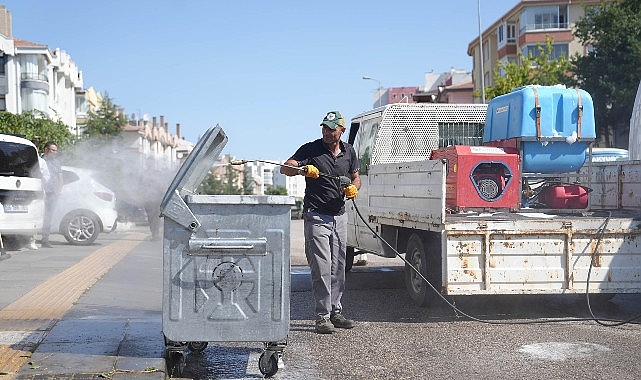 Keçiören Belediyesi Temizlik İşleri Müdürlüğü ekipleri, ilçe genelinde yürüttüğü kapsamlı