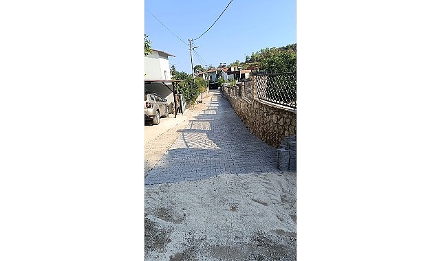 Kemer Belediyesi Fen İşleri Müdürlüğü ekipleri, ilçe genelinde yol, kaldırım,