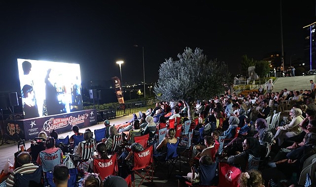 Küçükçekmece’de Açık Hava Sinema Günleri “Neşeli Günler” ile Başladı Küçükçekmece Belediyesi’nin yaz akşamlarını sinema keyfiyle buluşturduğu “Açık Hava Sinema