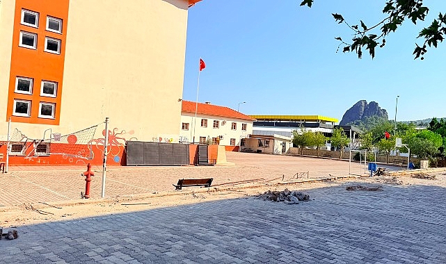 Kuzdere Hacı Mehmet Saygın Ortaokulu bahçesinde düzenleme çalışmaları Kemer Belediyesi Fen İşleri Müdürlüğü ekipleri, 2026-2027 eğitim ve öğretim