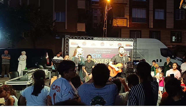Maltepeli sanatseverler “Sandalyeni Kap Gel” isimli açık hava konseri etkinliğinde