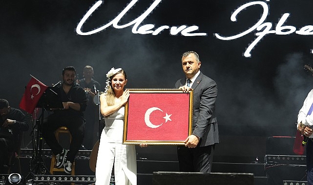 Ünlü sanatçı Merve Özbey, 30 Ağustos Zafer Bayramı ve Saray