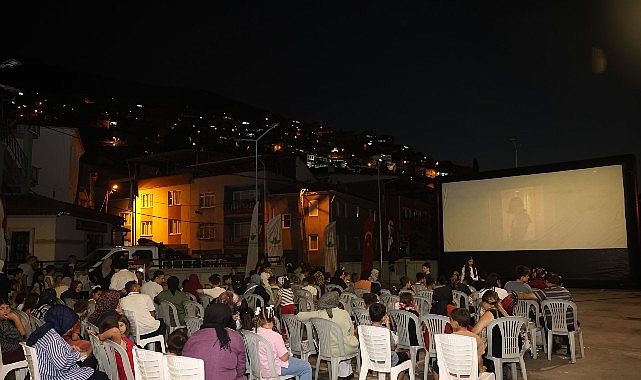 Mollafenari’de Sinema Perdesi Çocuklar İçin Açıldı Osmangazi Belediyesi’nin “Osmangazi’de Yaz Film Gösterimleri” kapsamında Mollafenari Mahallesi’nde düzenlediği