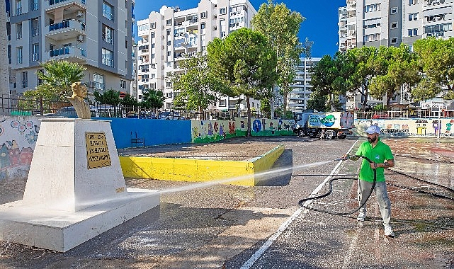 Narlıdere Belediyesi’nden okul bahçelerinde temizlik çalışması Narlıdere Belediyesi, 2026-2027 eğitim-öğretim yılı öncesinde ilçedeki okulların bahçelerinde yıkama