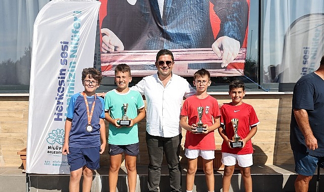 Nilüfer’de Zafer Bayramı coşkusu kortlara taşındı Nilüfer Belediyesi, Nilüfer Belediyespor ve Yenigün Tenis Akademi iş birliğiyle