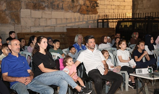Osmangazi’de Sinema Keyfi Tarihi Surların Gölgesinde Yaşandı Osmangazi Belediyesi tarafından düzenlenen “Osmangazi’de Yaz Film Gösterimleri” etkinliği kapsamında