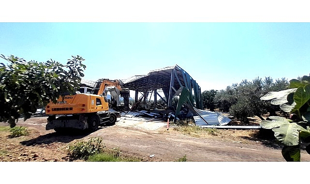 Osmangazi’de Zeytinliğe Yapılan Kaçak Depoya İzin Yok Kaçak yapılaşmaya karşı mücadelesini özveriyle sürdüren Osmangazi Belediyesi, vatandaşlardan gelen