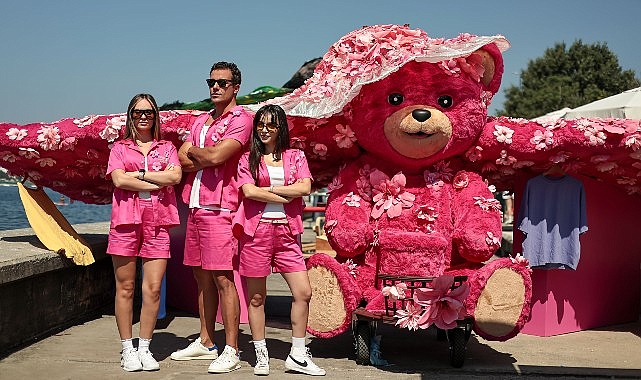 Red Bull Uçuş Günü’nde Yumoş Airlines Ünlü İsimlerle İlk ve Tek Uçuşunu Gerçekleştirdi 23 Ağustos’ta Caddebostan Sahili’nde gerçekleşen Red Bull Uçuş Günü’nde Yumoş,