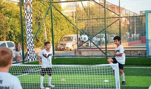 Sahalar yenilendi: Çeşme’nin mahallelerinde spor şenliği başladı Çeşme Belediyesi, ilçe genelinde çocukların ve gençlerin daha nitelikli, güvenli