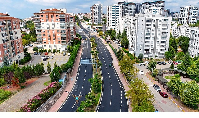Santral Rampası yeniden iki yönlü trafiğe açıldı Kocaeli Büyükşehir Belediyesi, İzmit’in önemli ulaşım akslarından Gazanfer Bilge Bulvarı’nda