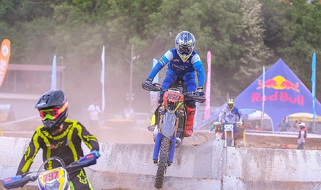Süper Enduro’da start Başkan Büyükakın’dan Kocaeli Büyükşehir Belediyesi’nin ana sponsorluğunda gerçekleştirilen Türkiye Süper Enduro Şampiyonası’nın