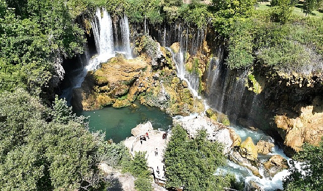 Konya’nın Hadim ilçesinde bulunan Yerköprü Şelalesi, doğal güzelliği, yeşil dokusu