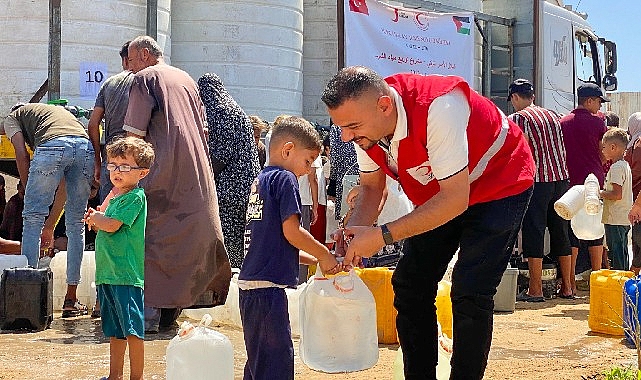 Türk Kızılay Gazze’de artan salgın hastalıklara karşı hijyen kiti ve temiz içme suyu dağıtıyor Türk Kızılay, yetersiz hijyen koşulları ve yüksek sıcaklıklar nedeniyle salgın