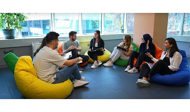 Yapay zekâ sosyal bilimcilere yeni kariyer kapıları açıyor! Üsküdar Üniversitesi İnsan ve Toplum Bilimleri Fakültesi Dekan Yardımcısı Dr.