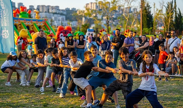 Yaz akşamları “Çık Dışarıya Oynayalım” ile renklendi Kocaeli Büyükşehir Belediyesi tarafından düzenlenen “Çık Dışarıya Oynayalım” etkinlikleri bu