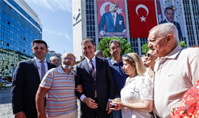 104 yıl sonra aynı gurur, aynı coşku İzmir’in kurtuluşunun 104’üncü yıl dönümü kutlamaları kapsamında Cumhuriyet Meydanı’ndaki törende