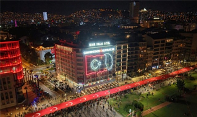 9 Eylül coşkusu fener alayıyla son buldu İzmir'in kurtuluşunun 104’üncü yıl dönümü, gün boyu etkinliklerle kutlandı.