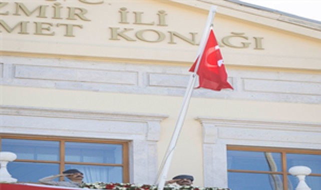 İzmir’in kurtuluşunun 104’üncü yıl dönümü coşkusu, İzmir Valiliği’nde düzenlenen bayrak