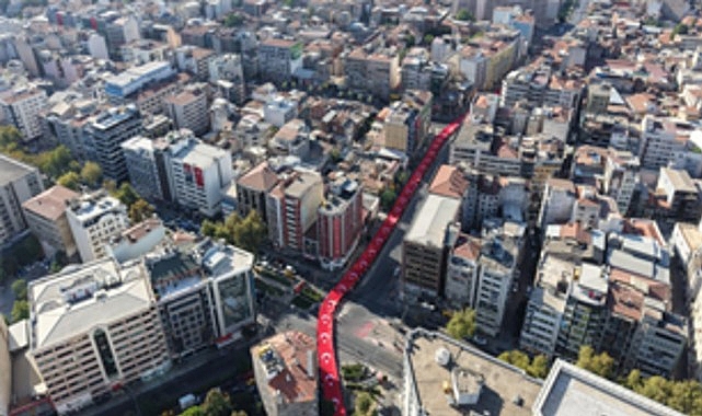 9 Eylül ruhu İzmir sokaklarında İzmir Büyükşehir Belediye Başkanı Dr. Cemil Tugay, kentin kurtuluşunun 104’üncü