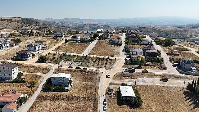 İnegöl Belediyesi, Akhisar Mahallesi’nde yapılaşmanın henüz tamamlanmadığı ancak yaşamın başladığı