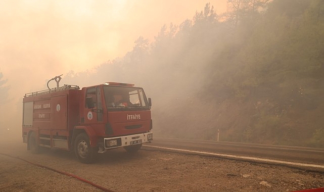 Antalya Büyükşehir Belediyesi İtfaiyesi Aksu ve Serik’te çıkan yangınlara iki gündür aralıksız müdahale eden