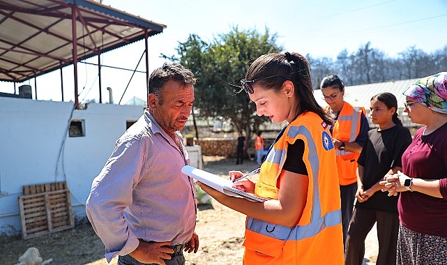 Antalya Büyükşehir Belediyesi yangınzedelerin yanında Antalya Büyükşehir Belediyesi ekipleri, Aksu ve Serik’te yangından etkilenen vatandaşların