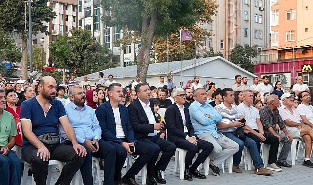 Avcılar’da yüzlerce vatandaş, Filenin Sultanları’nın Avrupa şampiyonluğu sevincini hep birlikte