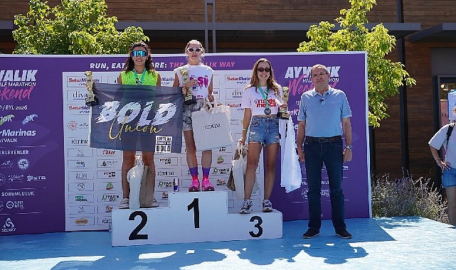 Ayvalık’ta yarı maratonun şampiyonları ödüllerini aldı Ayvalık’ın kurtuluş coşkusu bu kez koşu parkurlarına taşındı. Uluslararası Ayvalık