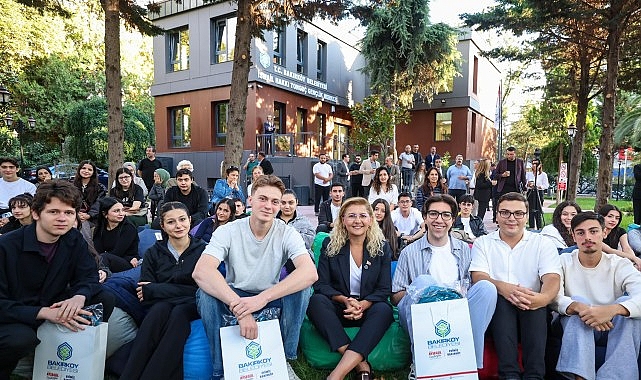 Bakırköy’de gençlerin üniversite başarısı kutlandı Bakırköy Belediyesi Etüt Merkezi’nde YKS hazırlık eğitimi alarak üniversiteye yerleşen