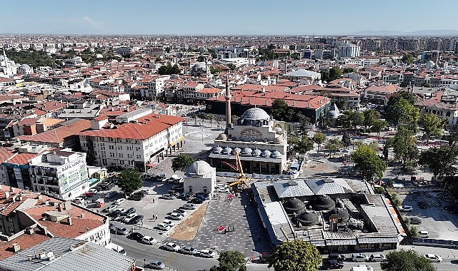 Konya Büyükşehir Belediyesi’nin Mevlana Caddesi’nde yürüttüğü çevre düzenleme ve meydan