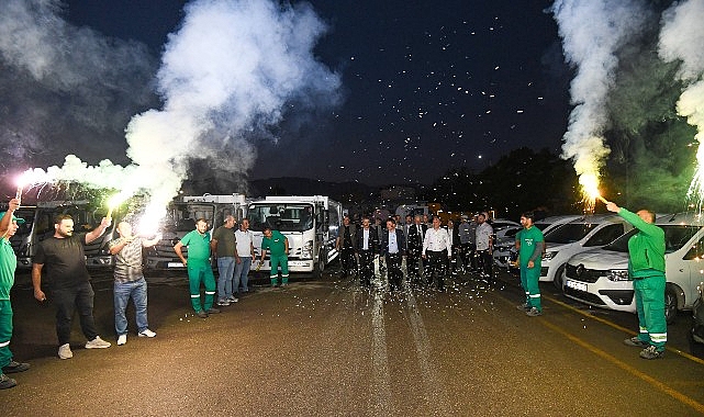 Osmangazi Belediye Başkanı Erkan Aydın, kentin temizliği için günün ilk
