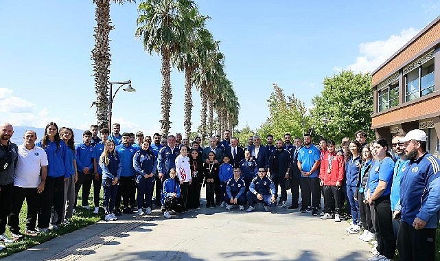 Başkan Büyükakın başarılı sporcularla buluştu Kocaeli Büyükşehir Belediye Başkanı Tahir Büyükakın, ulusal ve uluslararası şampiyonalarda