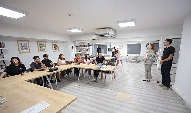 Başkan Mutlu, gençlerle yapay zeka atölyesinde buluştu Konak Belediyesi, gençlerin yapay zeka teknolojilerini doğru ve verimli kullanmalarını