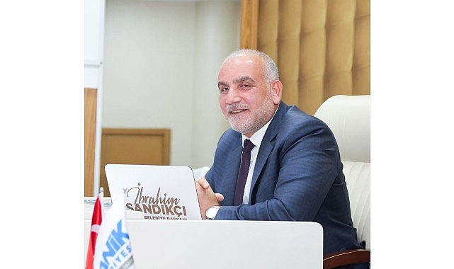 Başkan Sandıkçı: “Üniversiteyi kazanan tüm öğrencilerimize burs desteği sağlıyoruz” Canik Belediye Başkanı İbrahim Sandıkçı, bu yıl da üniversiteyi kazanan