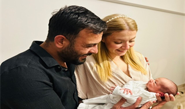 Bir ihbarla gittiler, yeni bir hayatın ilk anlarına tanık oldular İzmir’de bir ihbar üzerine, verilen adrese giden itfaiye paramedikleri, hastaneye