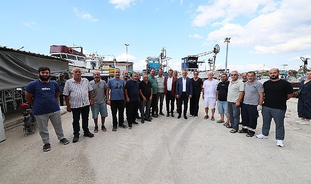 Büyükakın geleneği bozmadı, yeni sezonda Karamürselli balıkçılara da gitti Kocaeli Büyükşehir Belediye Başkanı Tahir Büyükakın, Ereğli Balık Hali ve